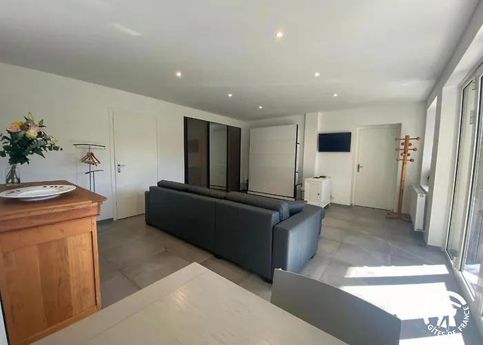 De La Anse Sur Pareloup *